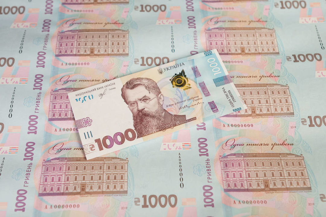 г