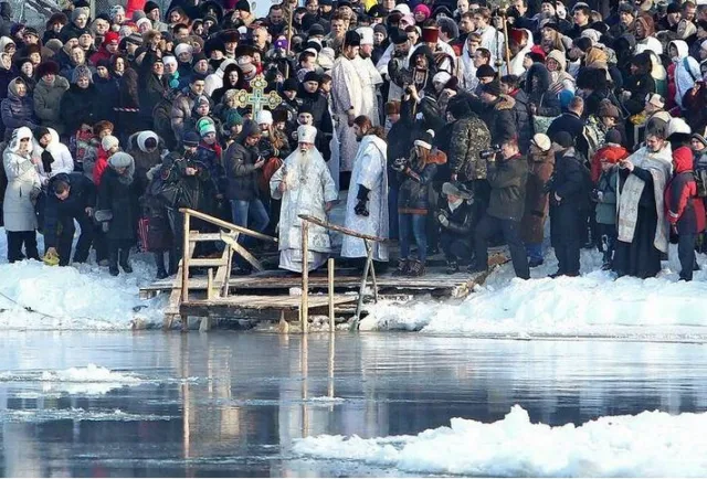 Як чернігівці в водах Десни сил набиралися — фото 5