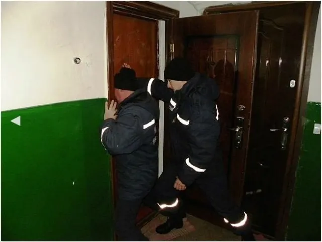 У Чернігові рятувальники допомогли соцпрацівниці потрапити у квартиру до підопічної — фото 1