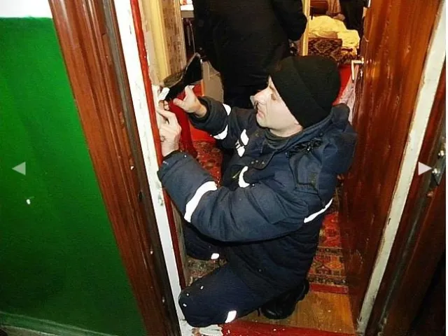 У Чернігові рятувальники допомогли соцпрацівниці потрапити у квартиру до підопічної — фото 2