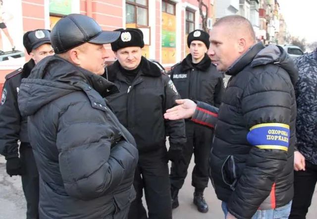 Чернігівці допомагають міліції охороняти порядок (Фоторепортаж) — фото 2