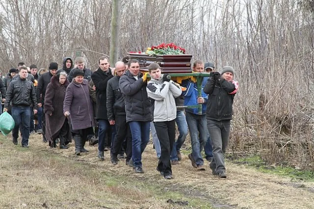 Вчора поховали ще одного героя Майдану (Фоторепортаж) — фото 2