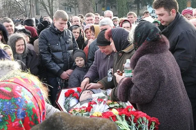 Вчора поховали ще одного героя Майдану (Фоторепортаж) — фото 4