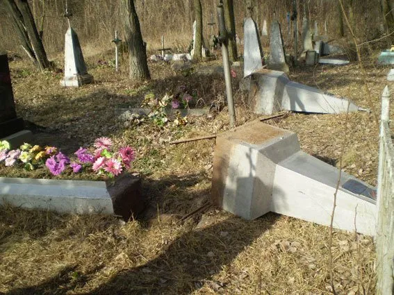 Правоохоронці затримали цвинтарного вандала — фото 1