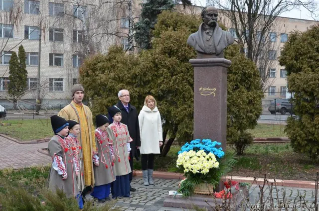 Новий рекорд України. «Реве та стогне Дніпр широкий» одночасно декламували 1455 людей (Фоторепортаж) — фото 1