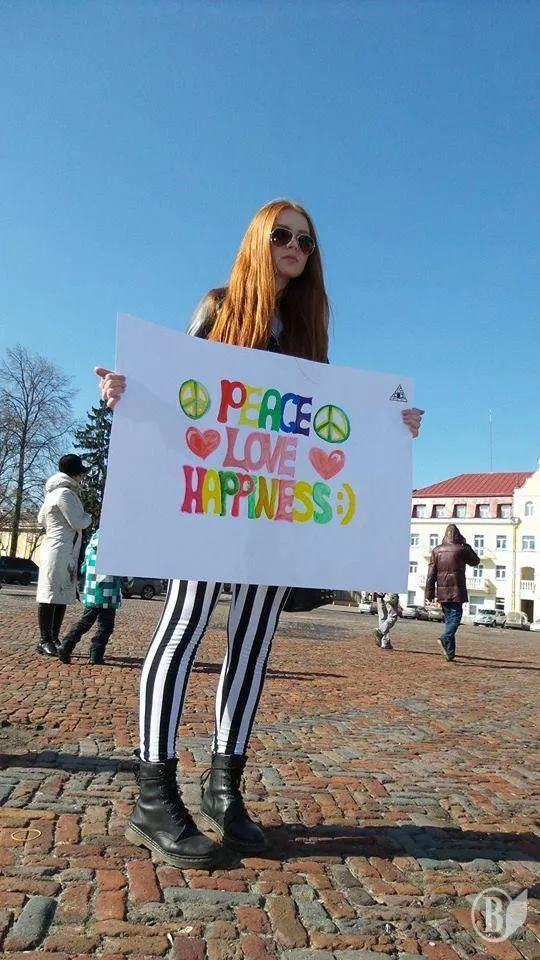Близько 300 жінок вийшли у своє свято, вийшли заявити, що вони проти війни (Фоторепортаж) + (Відео) — фото 6