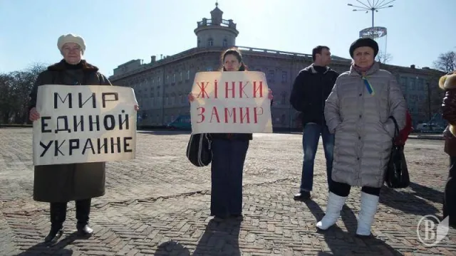 Близько 300 жінок вийшли у своє свято, вийшли заявити, що вони проти війни (Фоторепортаж) + (Відео) — фото 8