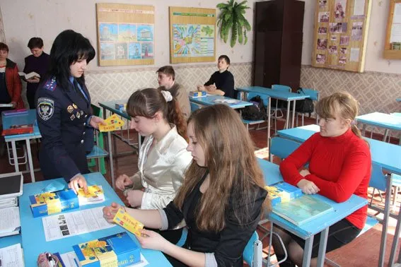 Міліціонери провели профілактично-роз'яснювальною роботою з питань правового виховання (Фоторепортаж) — фото 1