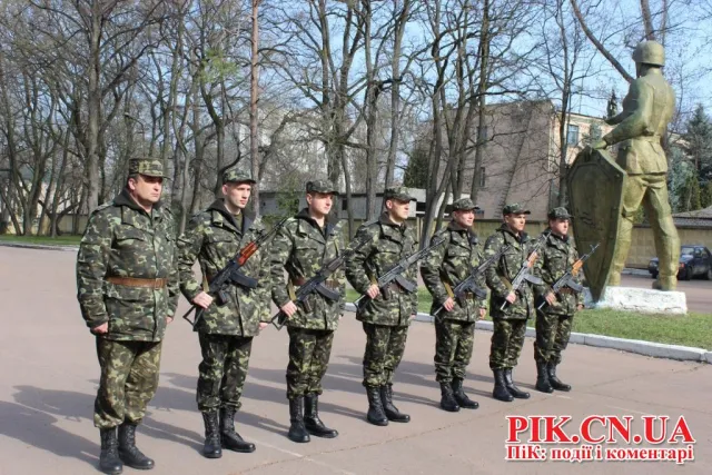 Під гаслом «Ми будемо захищати свою Батьківщину!», в Чернігові військові присягнули громадянам України (Фоторепортаж) — фото 2