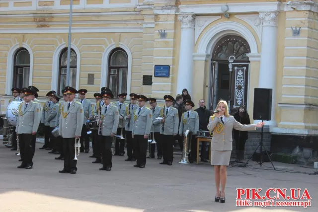 Під гаслом «Ми будемо захищати свою Батьківщину!», в Чернігові військові присягнули громадянам України (Фоторепортаж) — фото 8