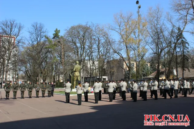 Під гаслом «Ми будемо захищати свою Батьківщину!», в Чернігові військові присягнули громадянам України (Фоторепортаж) — фото 9