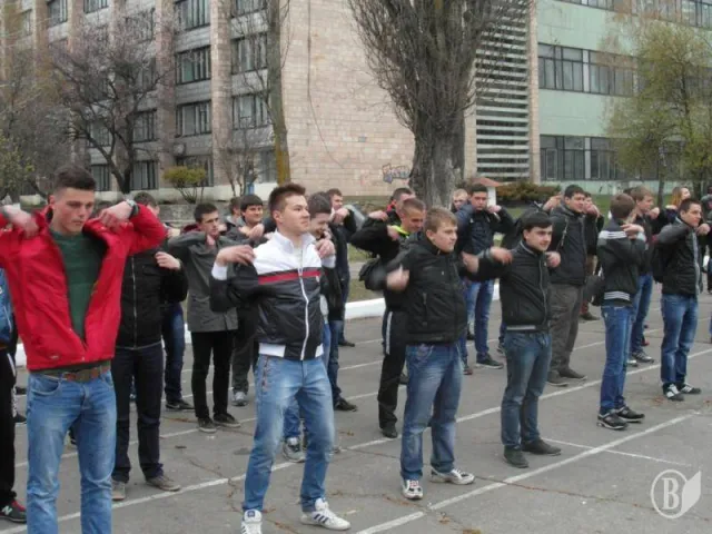 Студенти розпочали свій день ранковою зарядкою на свіжому повітрі (Фоторепортаж) — фото 2