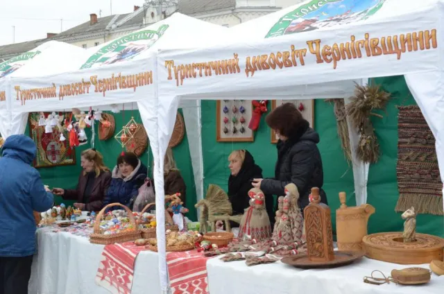 На Красній площі Чернігова проходив Великодній ярмарок (Фоторепортаж) — фото 5