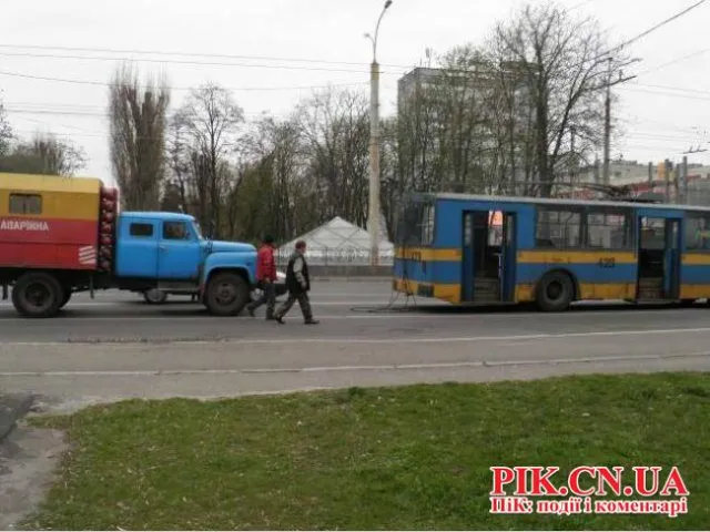Вчора загорівся тролейбус маршруту № 4 (Фоторепортаж) — фото 4