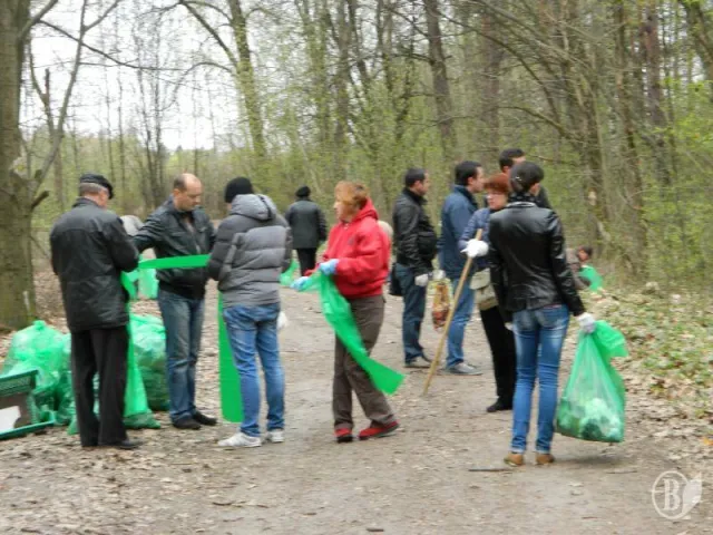 Сотні чернігівців вийшли з самого ранку на загальноміський суботник (Фоторепортаж) — фото 4