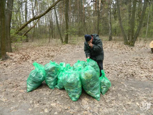 Сотні чернігівців вийшли з самого ранку на загальноміський суботник (Фоторепортаж) — фото 5
