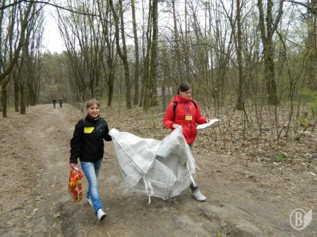Сотні чернігівців вийшли з самого ранку на загальноміський суботник (Фоторепортаж) — фото 7