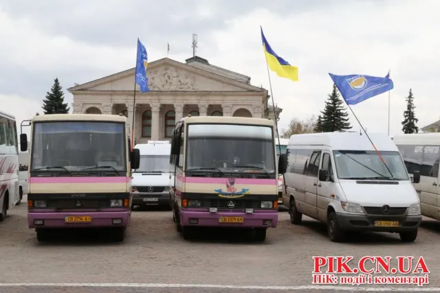 Чернігівські перевізники пікетували обласну державну адміністрацію (Фото) + (Відео) — фото 1