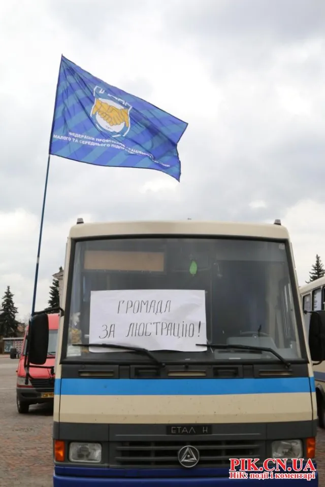 Чернігівські перевізники пікетували обласну державну адміністрацію (Фото) + (Відео) — фото 2