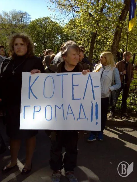 Близько 500 людей сьогодні зранку пікетували Чернігівську міську раду (Фоторепортаж) — фото 1