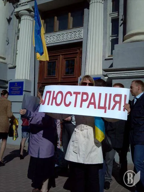 Близько 500 людей сьогодні зранку пікетували Чернігівську міську раду (Фоторепортаж) — фото 7