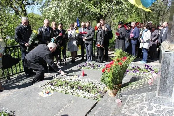 В Чернігові вшанували пам’ять видатного українського письменника Михайла Коцюбинського (Фото) — фото 1