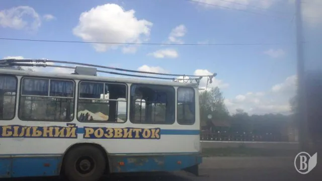 У Чернігові «обстріляли» тролейбус (Фото) — фото 2