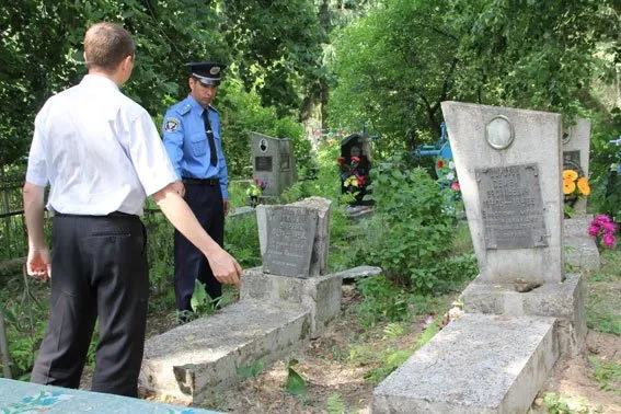Правоохоронці затримали вандалів, які розрили могилу односельця (Фото) — фото 2