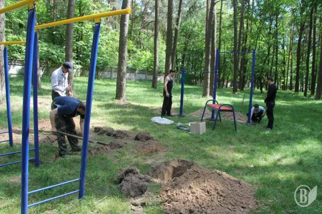 Невідомі встановили та демонтували дитячий майданчик у Ялівщині (Фото) + (Відео) — фото 1