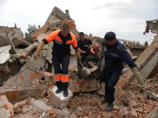 Під час обвалу колишнього льонозаводу загинуло двоє людей (Фото) + (Відео) — фото 3