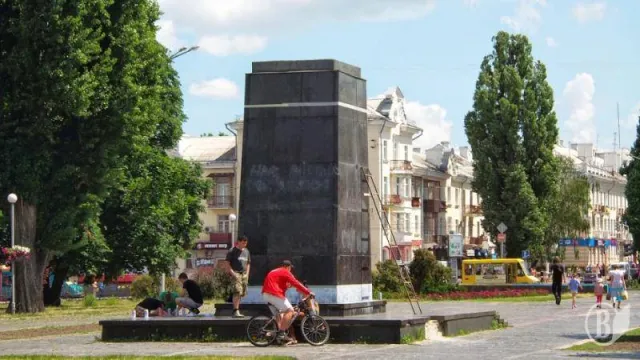 Чернігівський Ленін ожив яскравими барвами національних кольорів (Фото) — фото 5