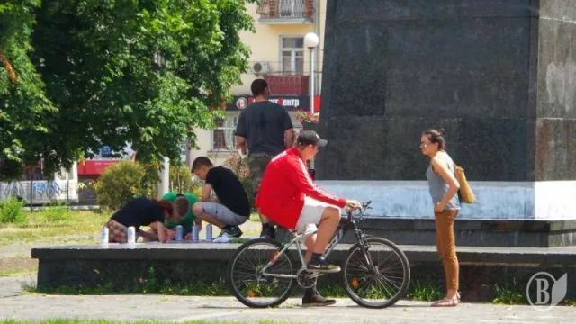 Чернігівський Ленін ожив яскравими барвами національних кольорів (Фото) — фото 6