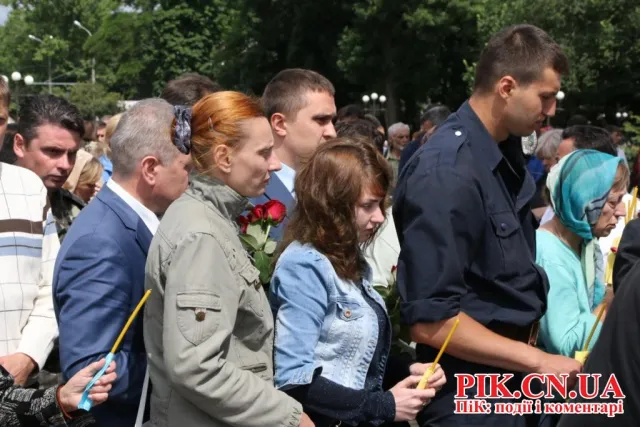 Кілька сотень чернігівців прийшли провести в останню путь Олексія Коновалова (Фоторепортаж) + (Відео) — фото 5
