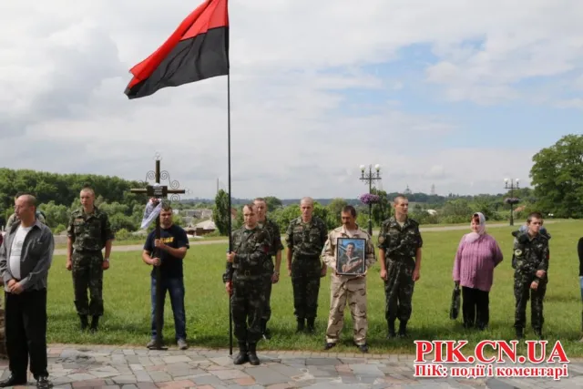 Кілька сотень чернігівців прийшли провести в останню путь Олексія Коновалова (Фоторепортаж) + (Відео) — фото 6