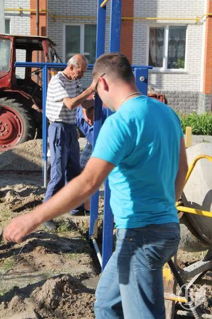 Жителі кількох будинків у Чернігові, захотіли дитячий майданчик для дітей (Фото) + (Відео) — фото 4