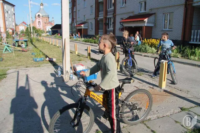 Жителі кількох будинків у Чернігові, захотіли дитячий майданчик для дітей (Фото) + (Відео) — фото 5