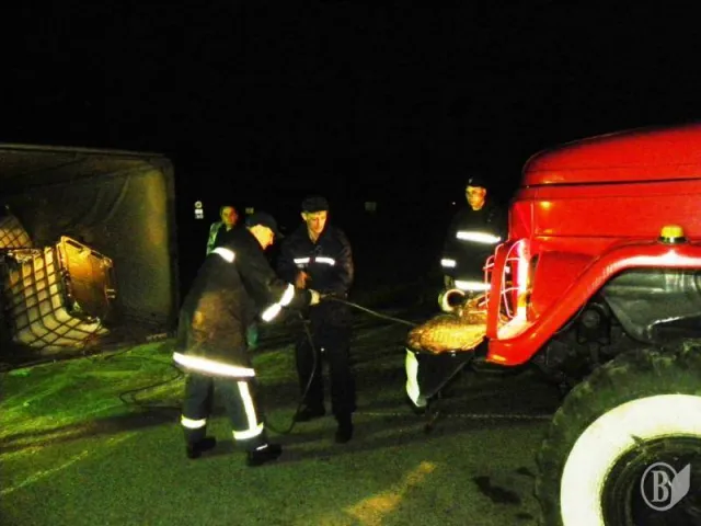 ДТП: перевернулась вантажівка з 18 тоннами рідкого компонента для виготовлення фарби (Фото) — фото 5
