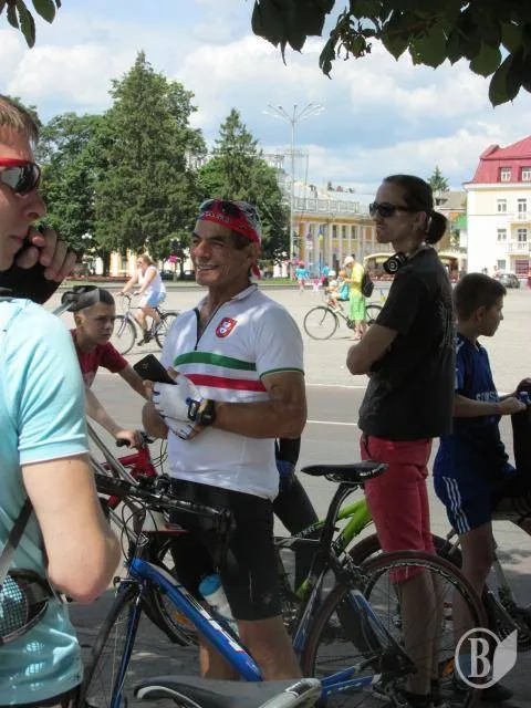 Кілька сотень любителів двоколісних зібралися на Красній площі Чернігова (Фото) + (Відео) — фото 1
