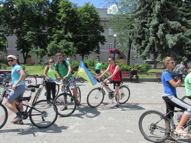 Кілька сотень любителів двоколісних зібралися на Красній площі Чернігова (Фото) + (Відео) — фото 2