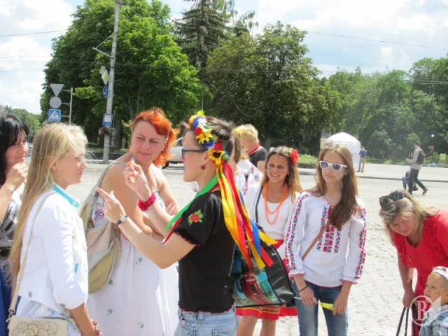 Парад вишиванок з нагоди Дня Конституції України (Фоторепортаж) — фото 2