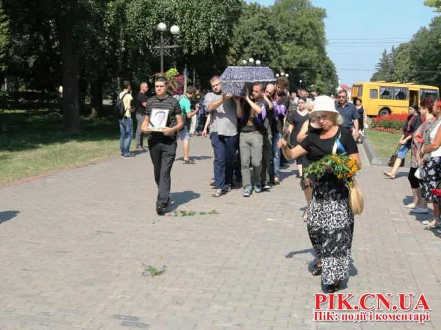 У Чернігові попрощався з загиблим в АТО Миколою Бруєм (Клином) (Фоторепортаж) + (Відео) — фото 3